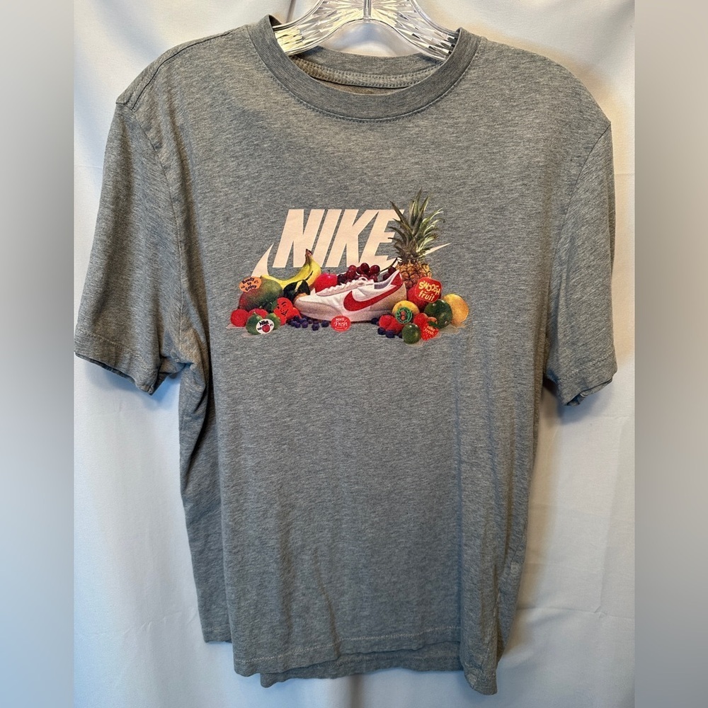 Nike Swoosh Fruit Sneaker Men’s Size Medium Tee Gray DQ1051-063